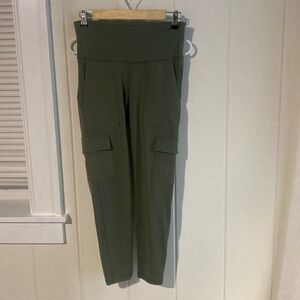 Old Navy green pocket legging. Size medium.
